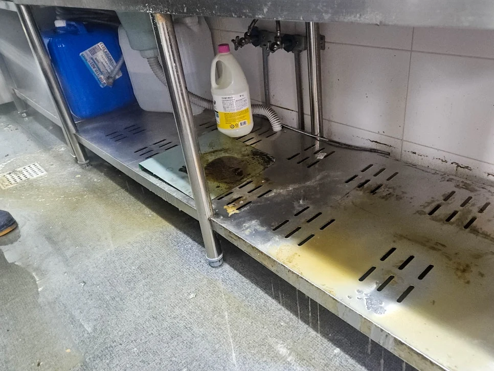이천 상가청소 STEP 02 천장 조명·노출 배관·에어컨 외관 및 벽면 먼지 제거
