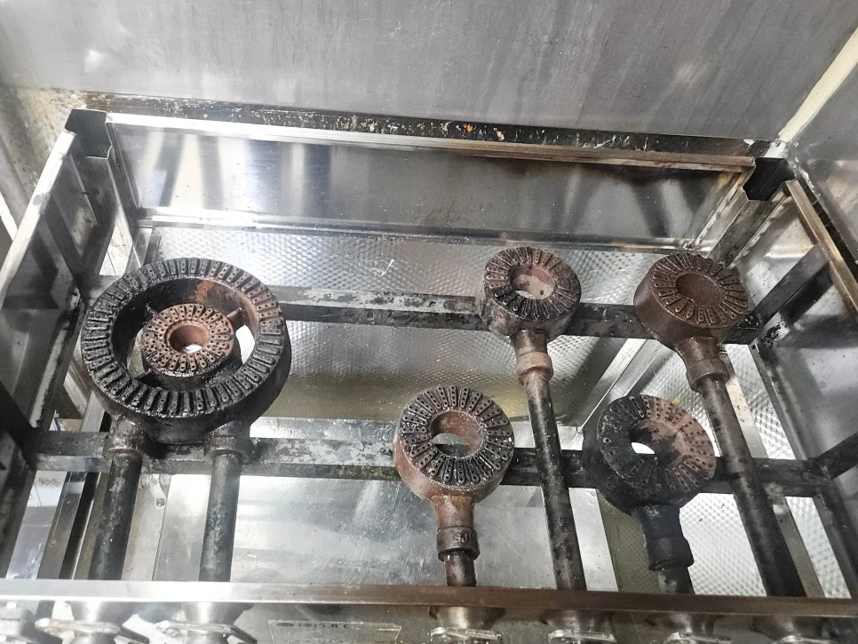 연천 상가청소 STEP 02 천장 조명·노출 배관·에어컨 외관 및 벽면 먼지 제거