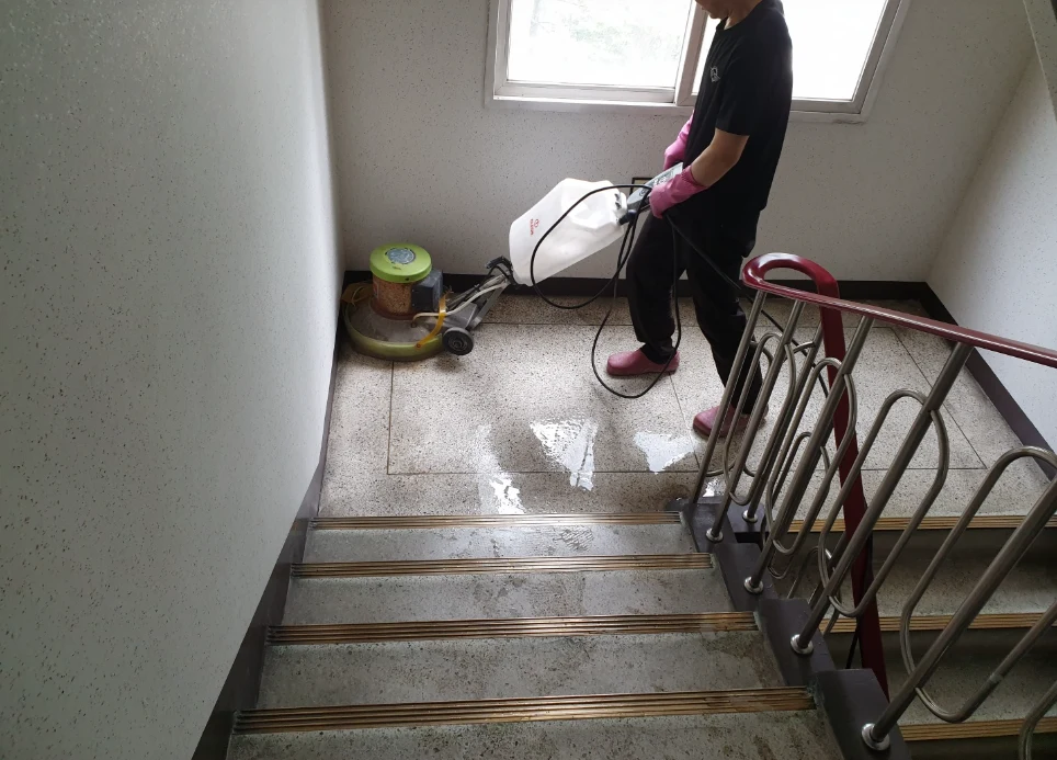 아파트 빌라 계단과 지하주차장 청소 견적 받아보세요[루리클린]
