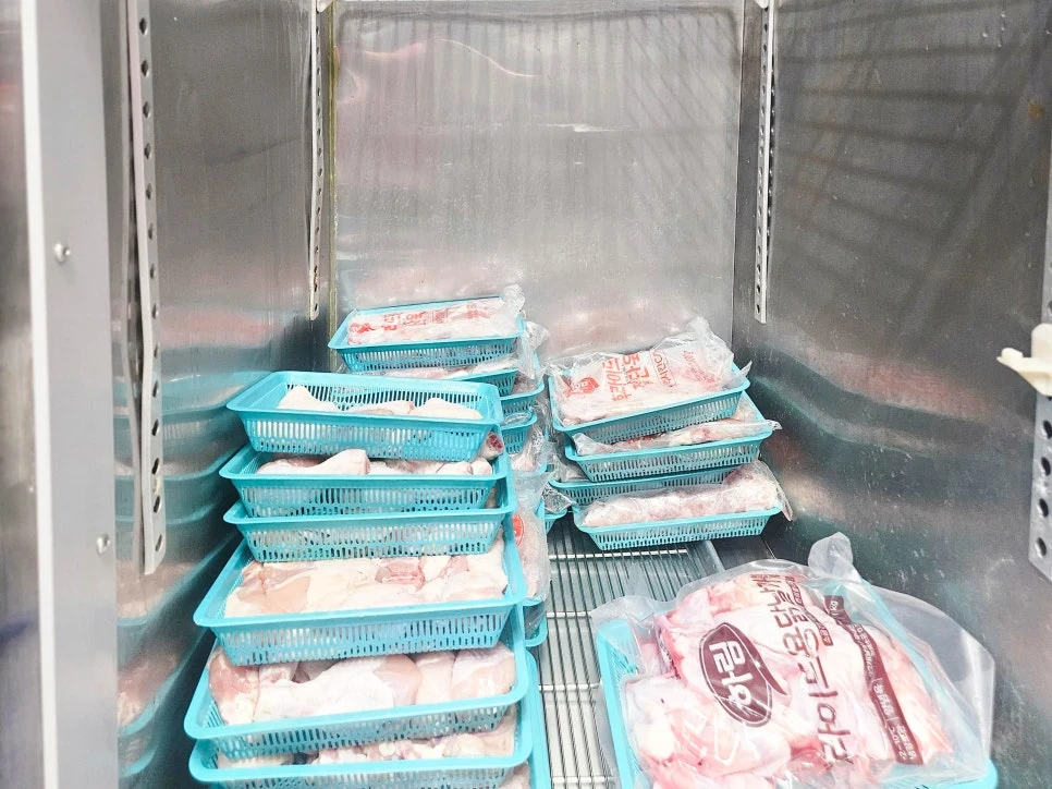 서울 노원구 상가청소 STEP 03 전면 쇼윈도 통유리·폴딩도어 및 시트지 세척